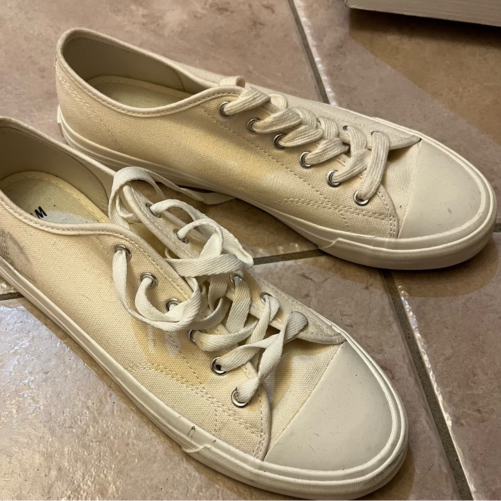 H&M White flat shoes